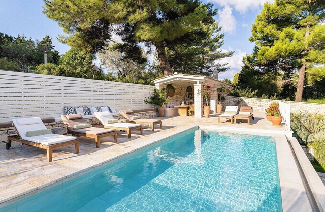 Argentum - Three Bedroom Villa, Sleeps 6