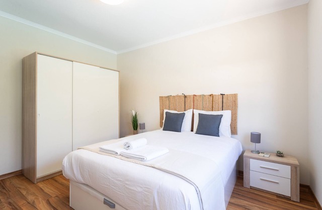 Aroeira Sunny Pool Villa