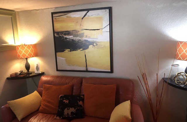 Artsy Cozy Garden Retreat