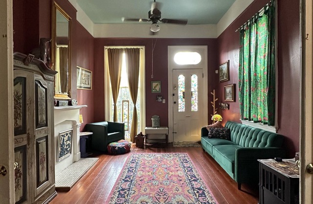Artsy Shotgun home in Historic Algiers Point. 5 minute walk to ferry to the FQ