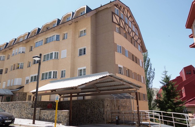 Arttyco Sierra Nevada building studio with pool, sauna and jacuzzi