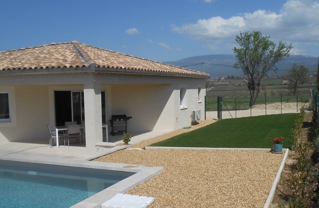at the foot of the ventoux new quiet villa