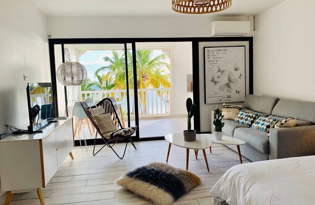 At the water's'edge! Magnificent Studio completely renovated with panoramic sea view