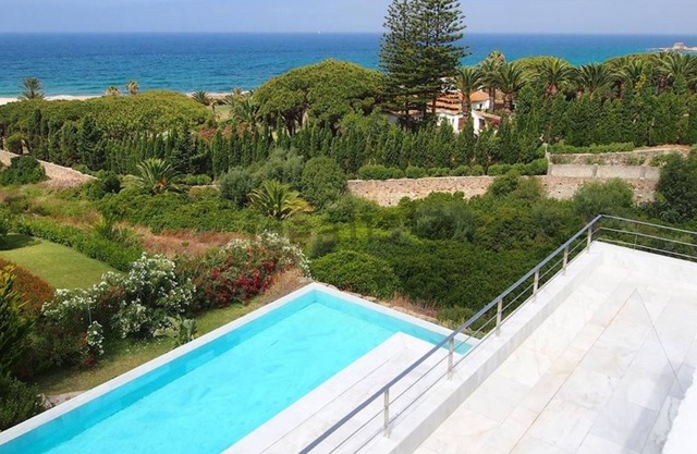 Atlanterra Beach House -comfort & exclusivity - 4min walk to beautiful beach