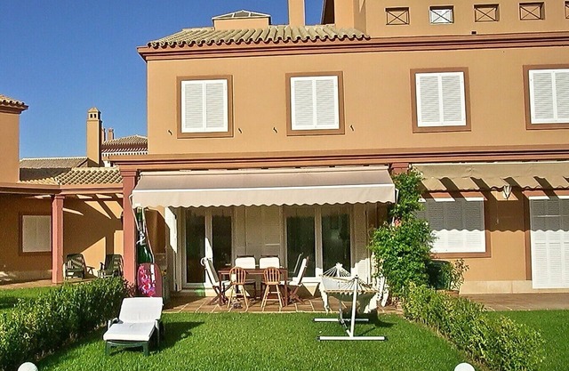 Attached house, near golf course, communitary pool, rent in Chiclana,Santi Petri