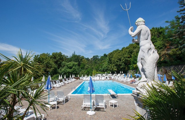 Attractive 2-room apartment with sunbath, pool and dream view