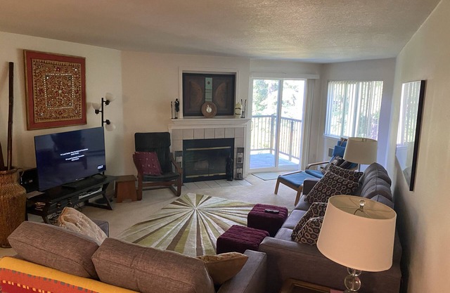 Attractive & Comfortable Upscale Condo Close to Everything
