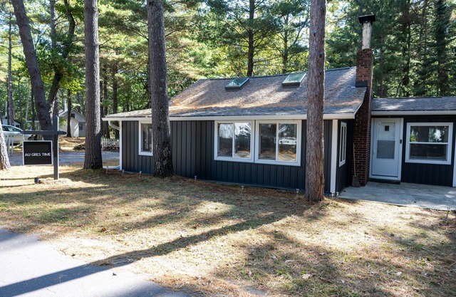 Au Gres Time – Vintage Cabin w/Modern Comforts - Beach, Golf, Relax