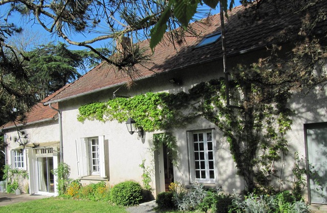 Au milieu de la France, entourée d’un grand jardin, une maison plein de charme