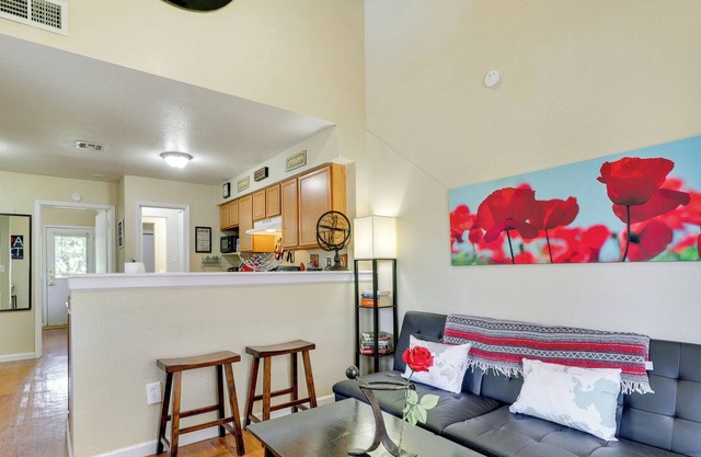 Austin Condo w/ Pool Access: 5 Mi to Downtown!