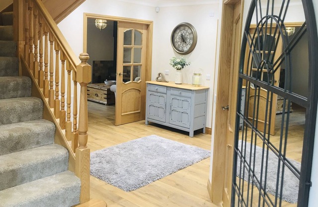 Austin House, Dumfries with 8 seat Hot Tub