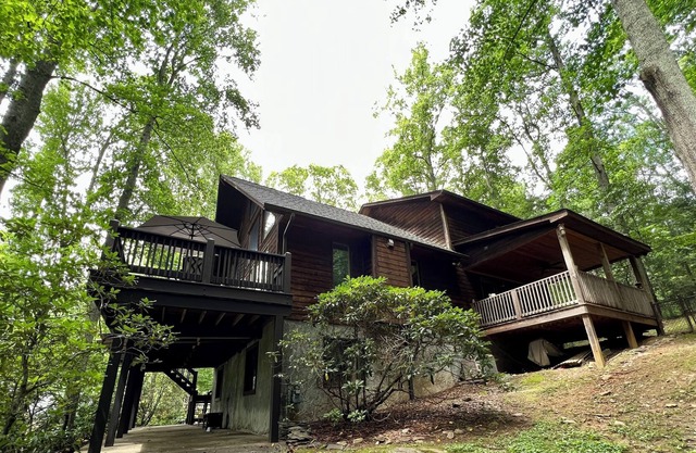 Authentic A-Frame-Cabin Getaway 15 Min to Asheville, NC. Pet & Child Friendly.