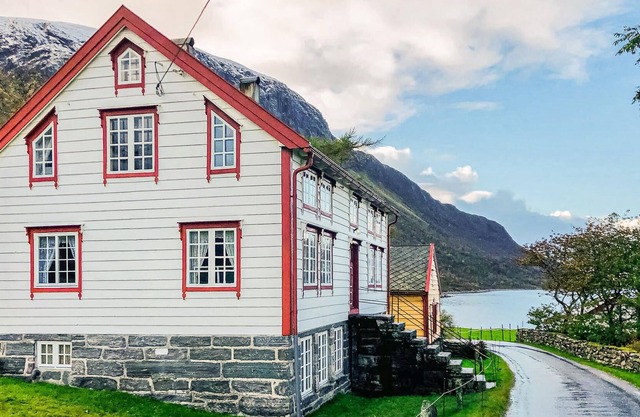 Authentic and spacious cottage on the shore of Midfjord.