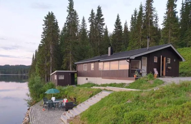 Authentic Norwegian Cabin with Stunning Lake Views - Cottage with Fishing