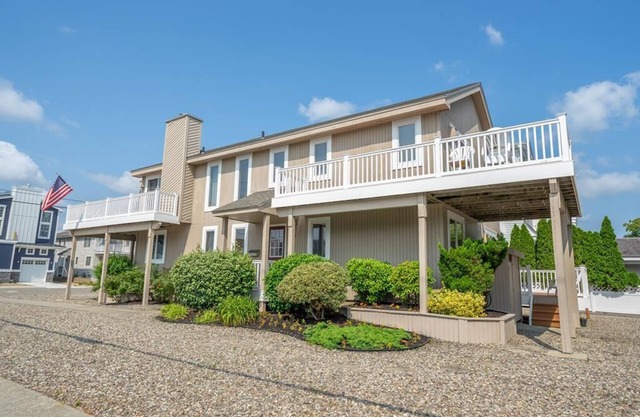 Avalon Beach Block 4 bedrooms & Den, PET FRIENDLY Sleeps 12