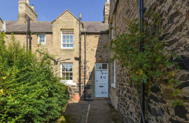 AVOCET COTTAGE, pet friendly, country holiday cottage in Bamburgh