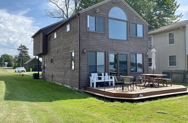 Awesome 3 Bdrm 2.5 bath Waterfront Oneida Lake House Vacation Rental Retreat