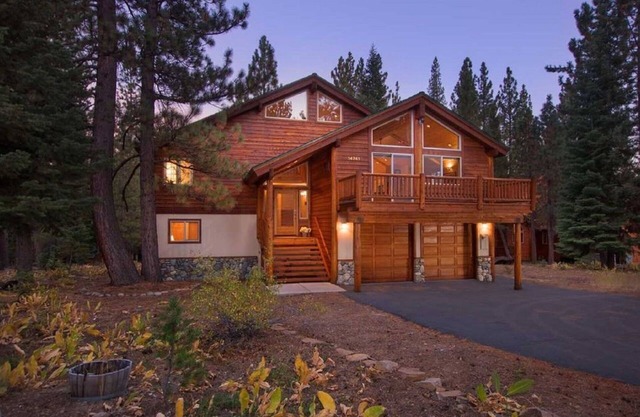 Awesome 7 bedroom Luxury Rental in Tahoe Donner w/Hot Tub, Huge Deck, Generator