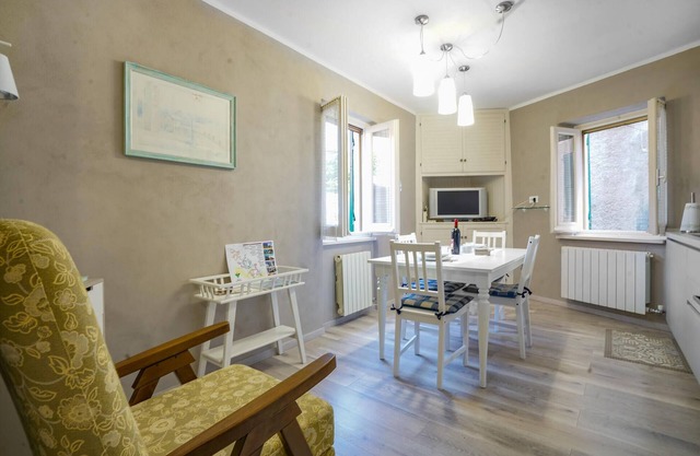 Awesome apartment in Carro with WiFi