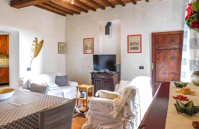 Awesome apartment in Suvereto with WiFi