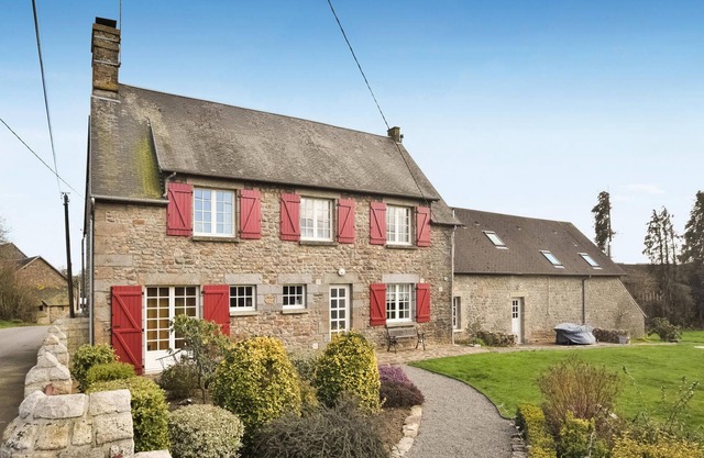 Awesome home in Saint-Brice-de-Landell