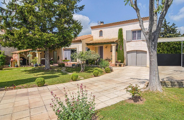 Awesome home in Saint-Martin-de-Crau