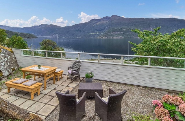 Awesome home in Eidfjord with house sea view