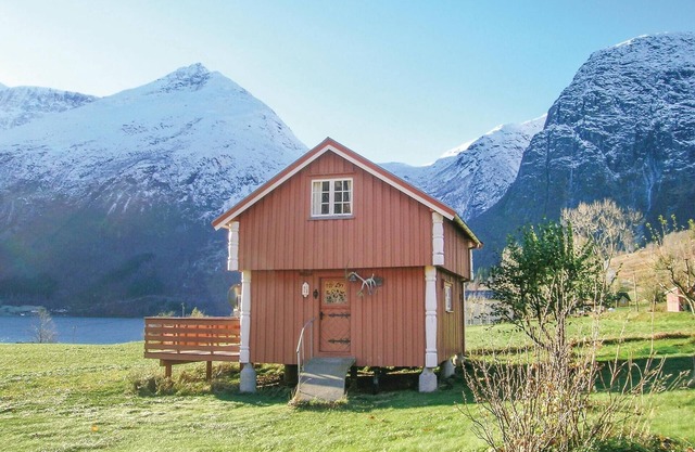 Awesome home in Eresfjord