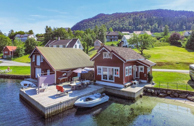Awesome home in Erfjord with kitchen