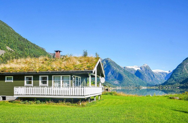 Awesome home in Fjærland