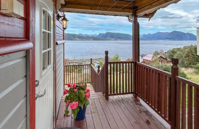 Awesome home in Lauvstad with WiFi