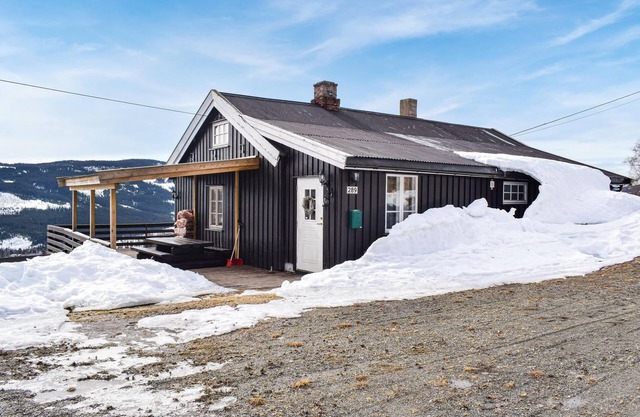 Awesome home in Nord-Torpa with kitchen