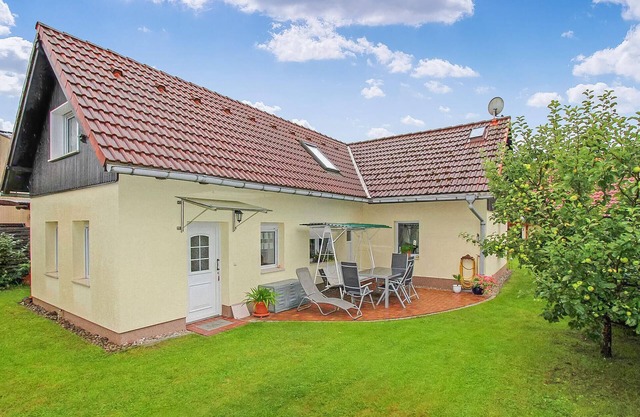 Awesome home in Röddelin with WiFi