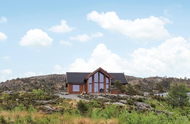 Awesome home in Sveio