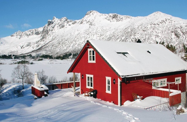 Awesome home in Svolvær with WiFi