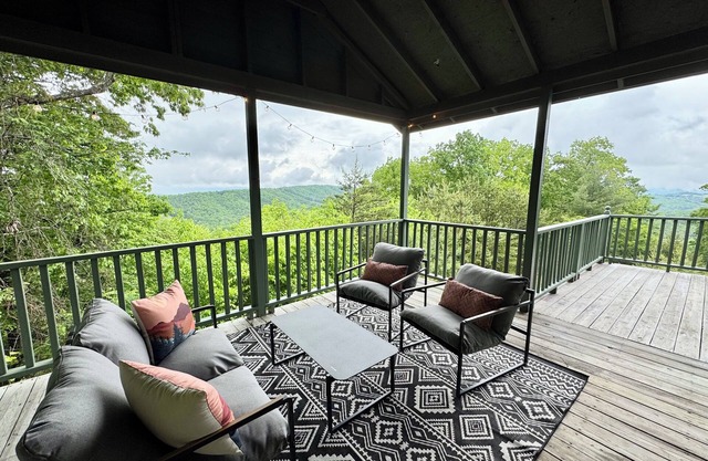 Awesome views - private mountaintop cabin - outdoor fire pit + pet friendly!