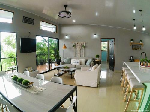 Azulita Oasis, Family-Sized Loft With Pool & Large Outdoor Areas