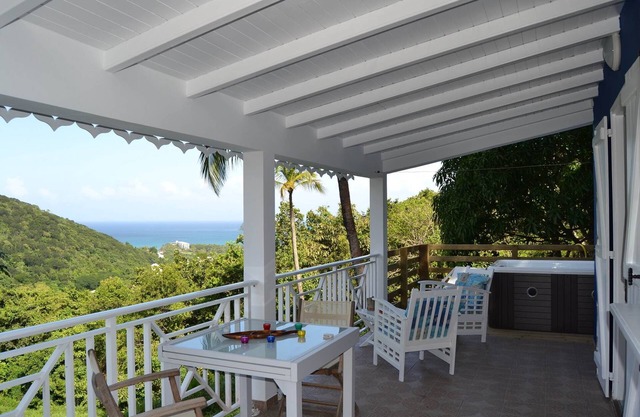 AZUR Bungalow: independent accommodation for 2 people with sea view and private jacuzzi