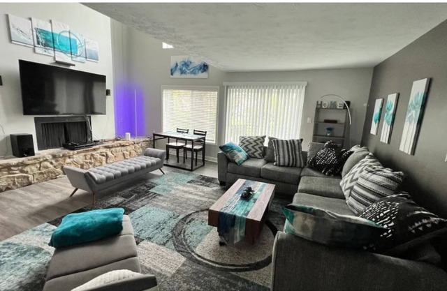 Azure Tri-Level Vaulted Luxury Loft Home Sleeps 12