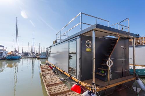 Azvalia Luxury Casa Barco New York and Texas-Unique Houseboat Experience