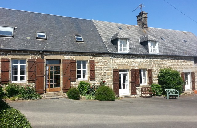 Beautiful rural houses for 14+ people - with private pool - heated April-September