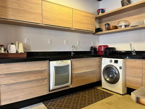 B167 - Casa de Alto Padrão com Piscina Privativa e Espaço Gourmet a 450m do Mar na Praia de Mariscal - Bombinhas-SC