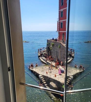 Back in Tide , frontal sea view window, no AC, Pet friendly