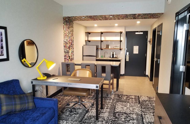 Backstage vibe- Lancaster charm -King Room w/Kitchenette & Separate Seating Area