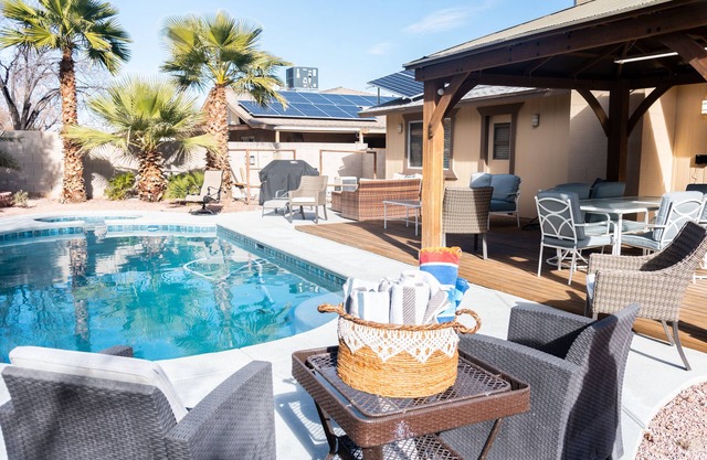 Backyard Oasis, heated pool/spa, bbq, cov pergola, away from dwtn noise