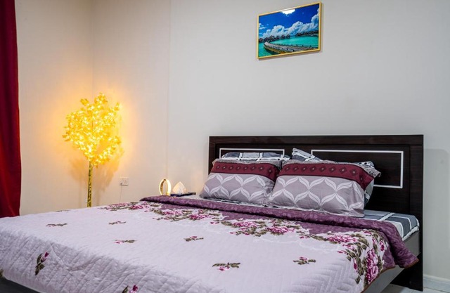 BAITH AL JANNAH L L C - Working Professional - Peaceful Daily and Weekly Room