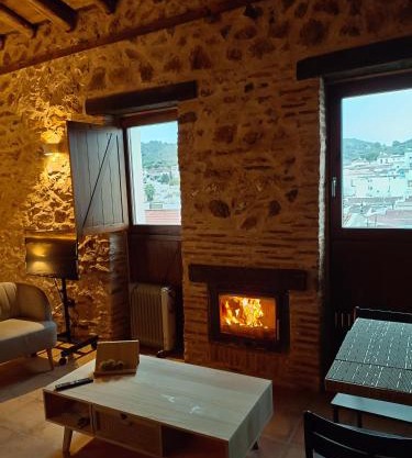 Balcón de la Moreria con leña