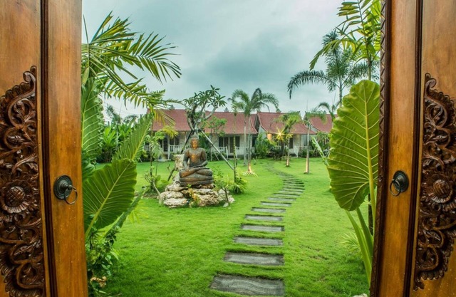 Balinese Style Teak Cottage in Lembongan, Features a Swimming Pool and Huge Lawn