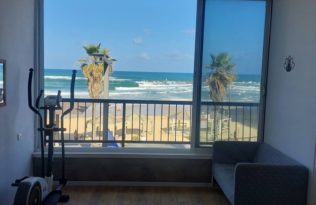Banana beach front Aparthotel TLV, 3BR, AC, center