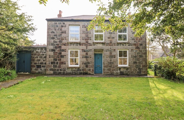 BANNETH, pet friendly, character holiday cottage in Helford